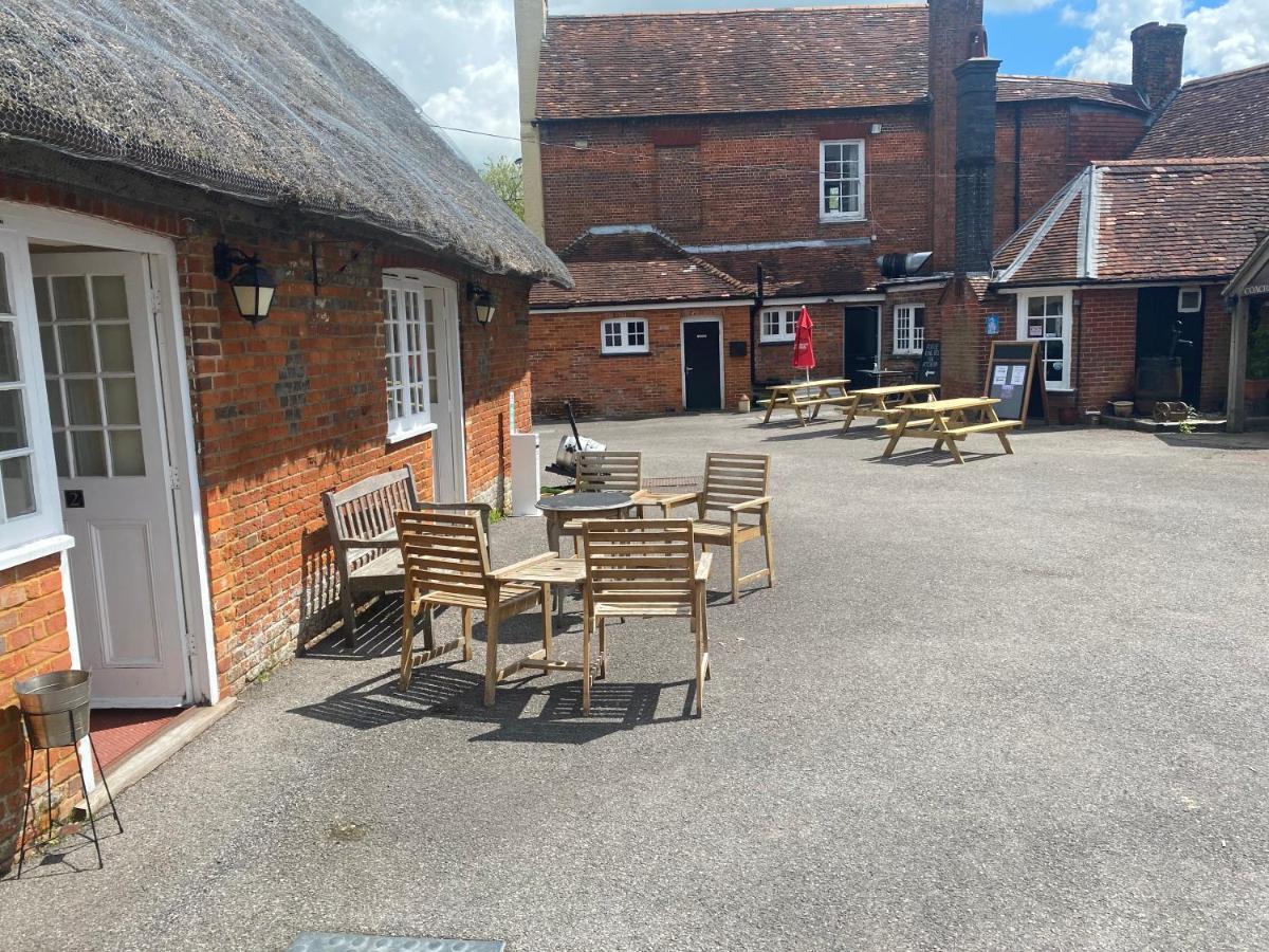 The Coach And Horses Bed and Breakfast Winchester Exteriör bild