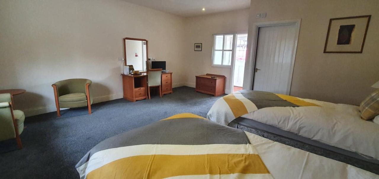 The Coach And Horses Bed and Breakfast Winchester Exteriör bild