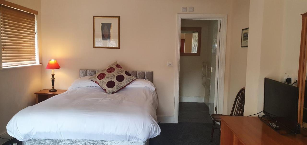 The Coach And Horses Bed and Breakfast Winchester Exteriör bild